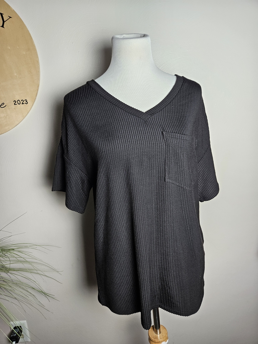 Women's Black Ribbed V-Neck Short Sleeve Top
